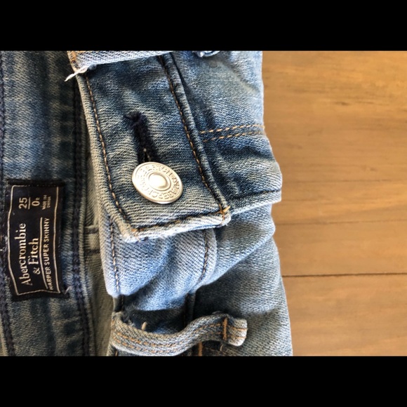 jeans with flower patches - Picture 3 of 3